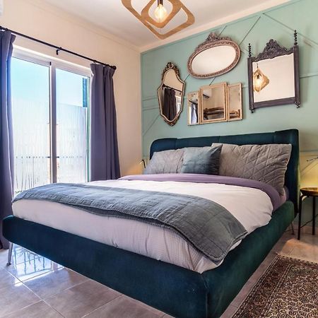 Arty Vintage Townhouse With Rooftop Shower & Sun Loungers オリョン エクステリア 写真