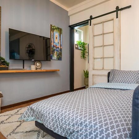 Arty Vintage Townhouse With Rooftop Shower & Sun Loungers オリョン エクステリア 写真