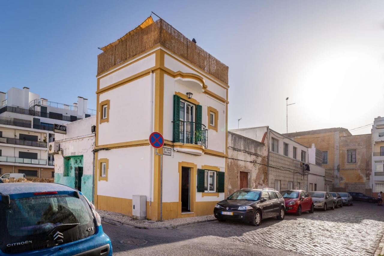 Arty Vintage Townhouse With Rooftop Shower & Sun Loungers オリョン エクステリア 写真