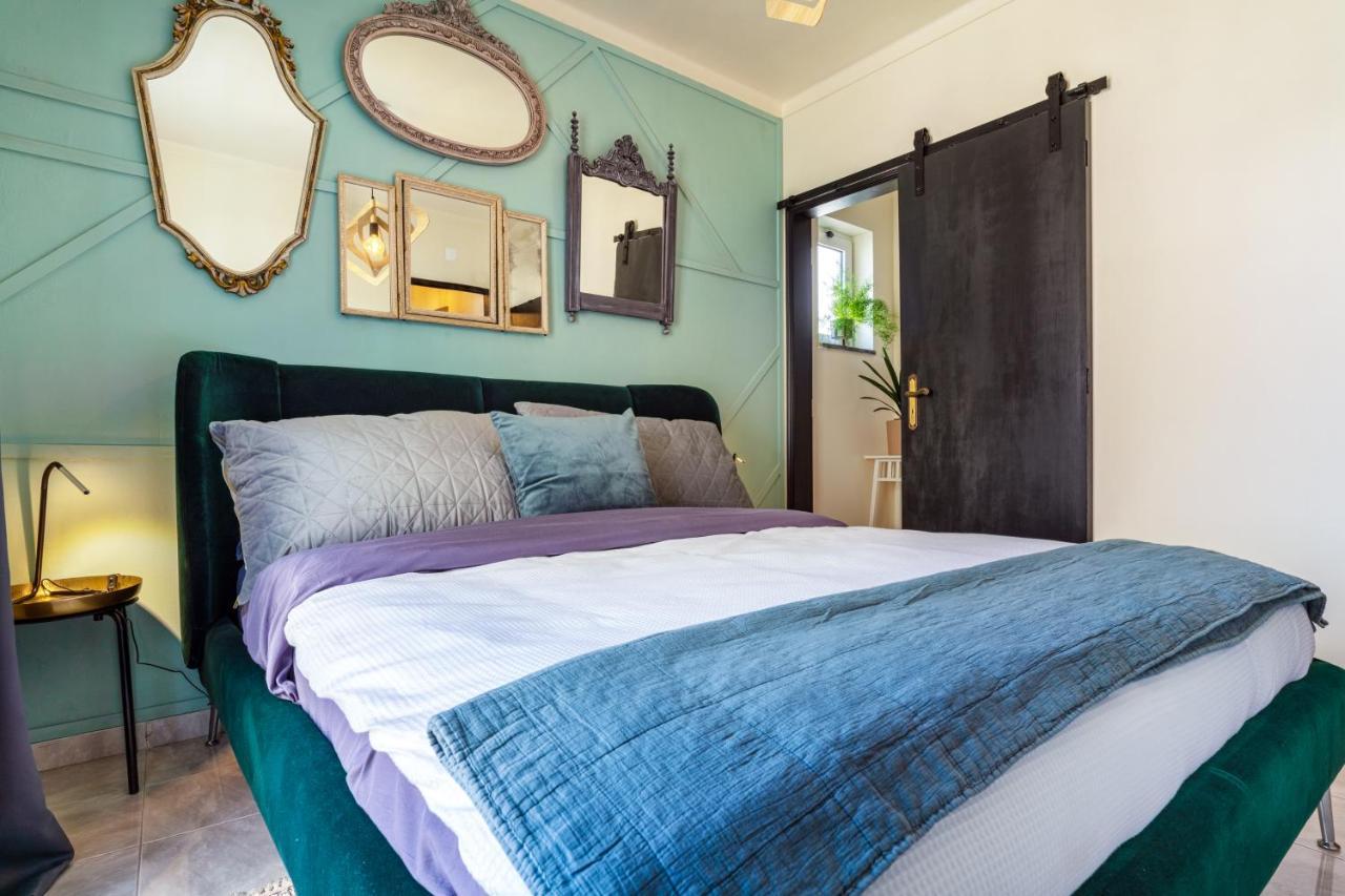 Arty Vintage Townhouse With Rooftop Shower & Sun Loungers オリョン エクステリア 写真