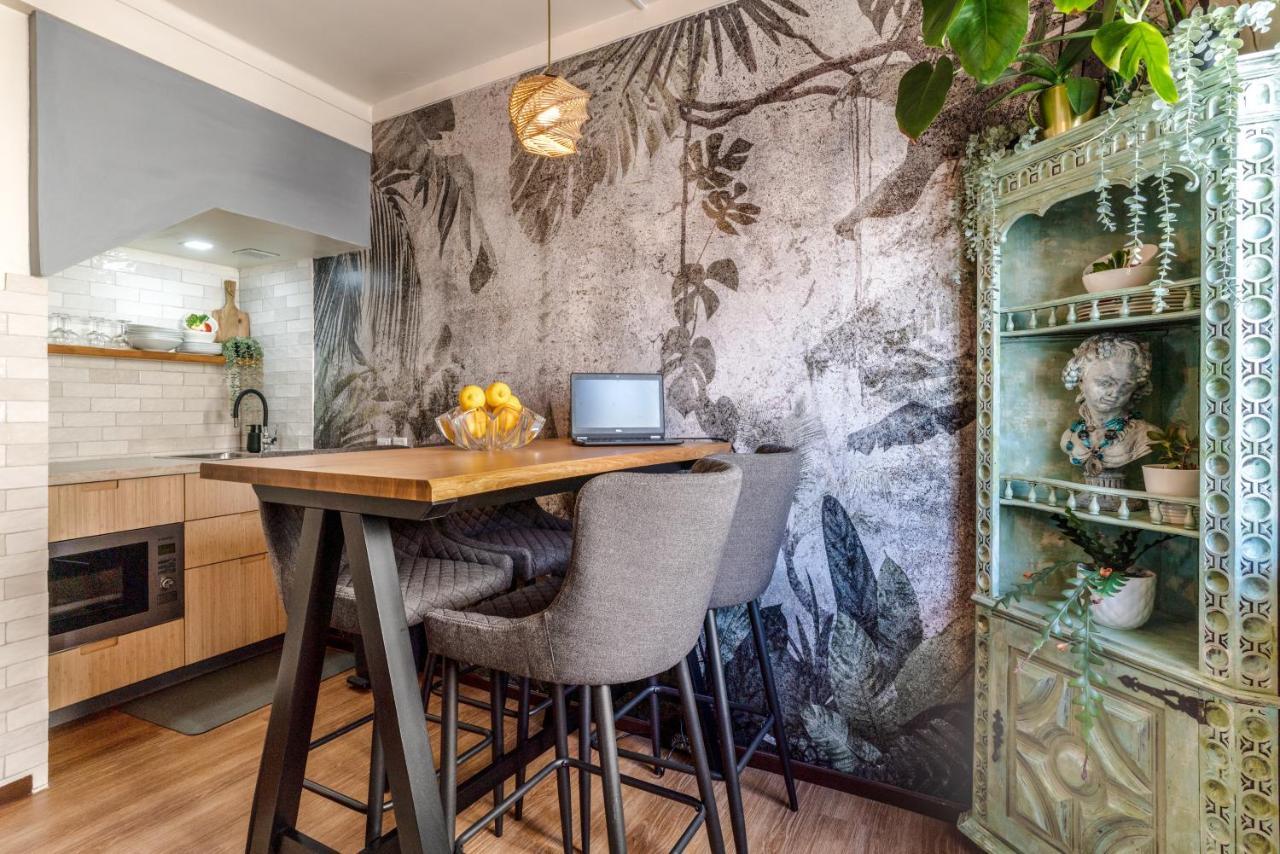 Arty Vintage Townhouse With Rooftop Shower & Sun Loungers オリョン エクステリア 写真