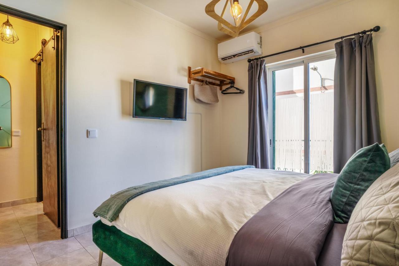 Arty Vintage Townhouse With Rooftop Shower & Sun Loungers オリョン エクステリア 写真