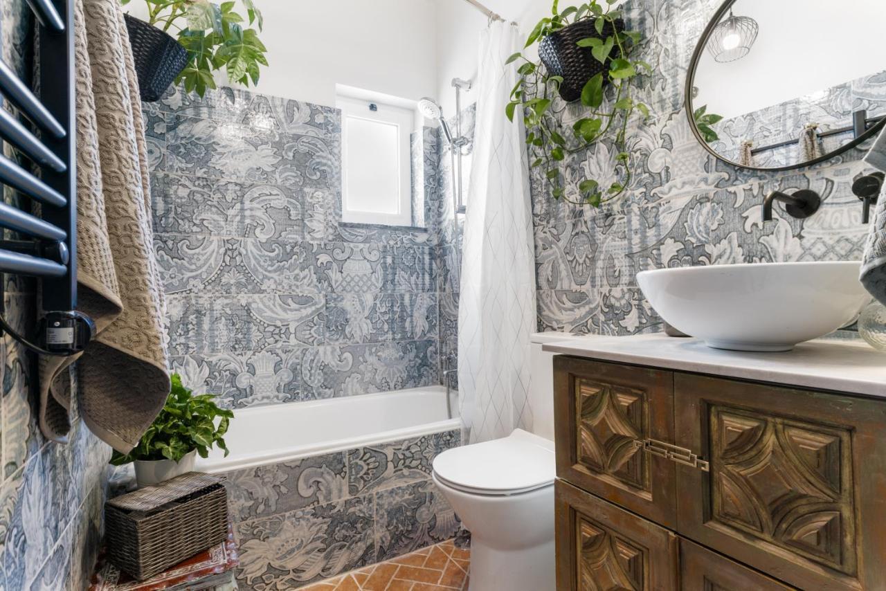 Arty Vintage Townhouse With Rooftop Shower & Sun Loungers オリョン エクステリア 写真