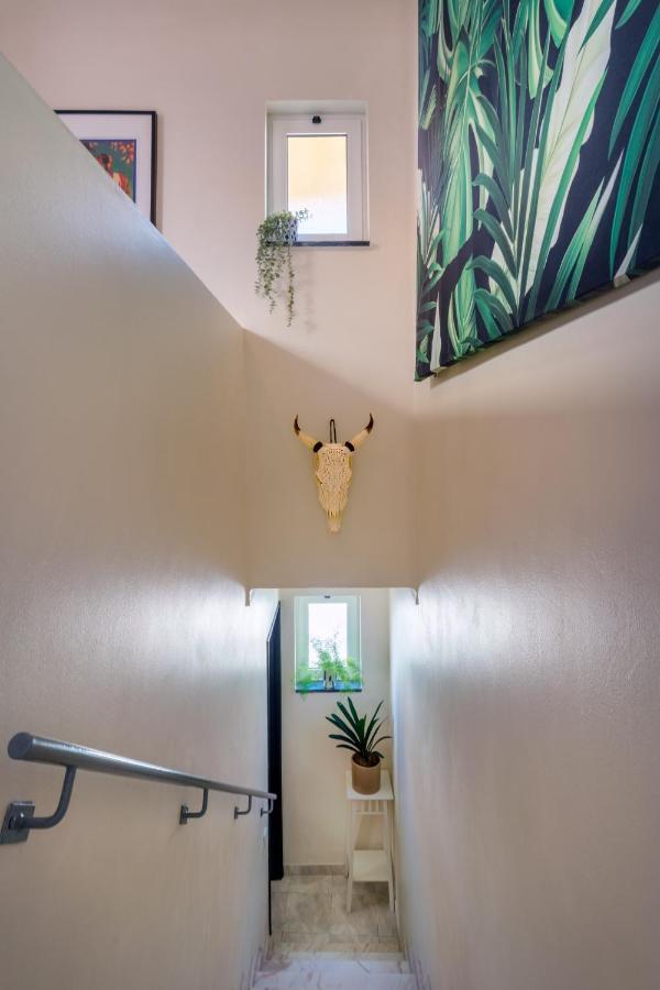 Arty Vintage Townhouse With Rooftop Shower & Sun Loungers オリョン エクステリア 写真