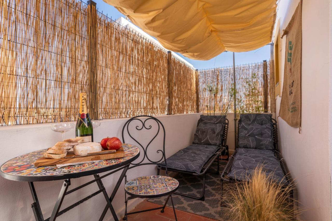 Arty Vintage Townhouse With Rooftop Shower & Sun Loungers オリョン エクステリア 写真