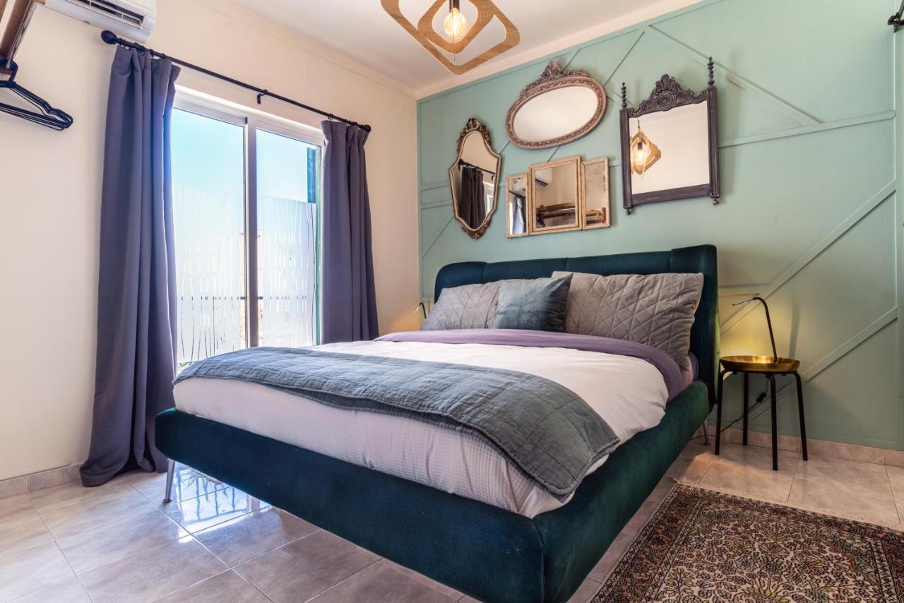 Arty Vintage Townhouse With Rooftop Shower & Sun Loungers オリョン エクステリア 写真