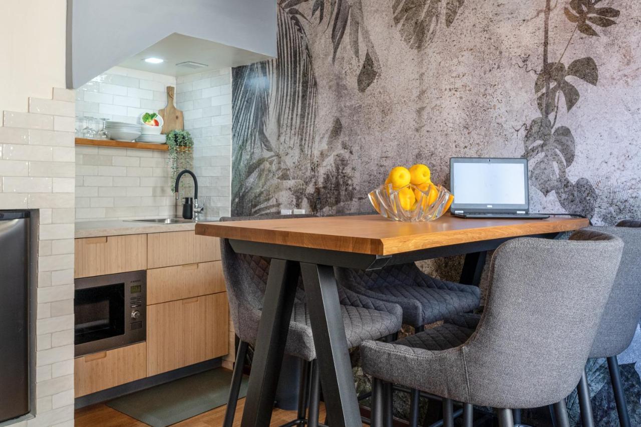 Arty Vintage Townhouse With Rooftop Shower & Sun Loungers オリョン エクステリア 写真
