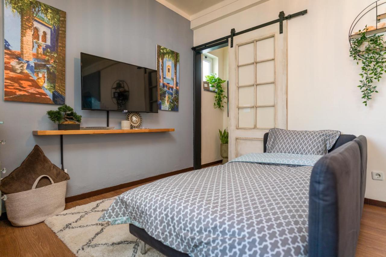 Arty Vintage Townhouse With Rooftop Shower & Sun Loungers オリョン エクステリア 写真