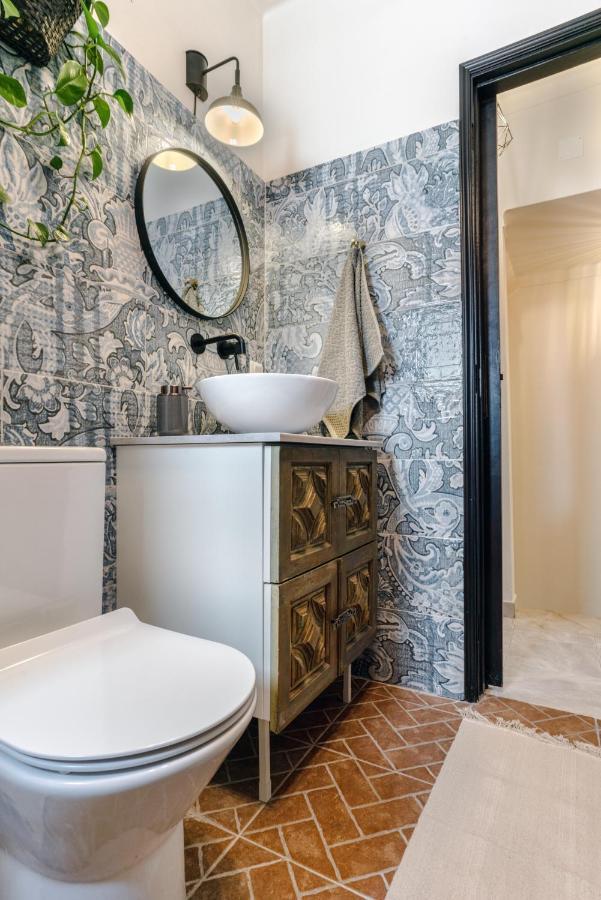 Arty Vintage Townhouse With Rooftop Shower & Sun Loungers オリョン エクステリア 写真
